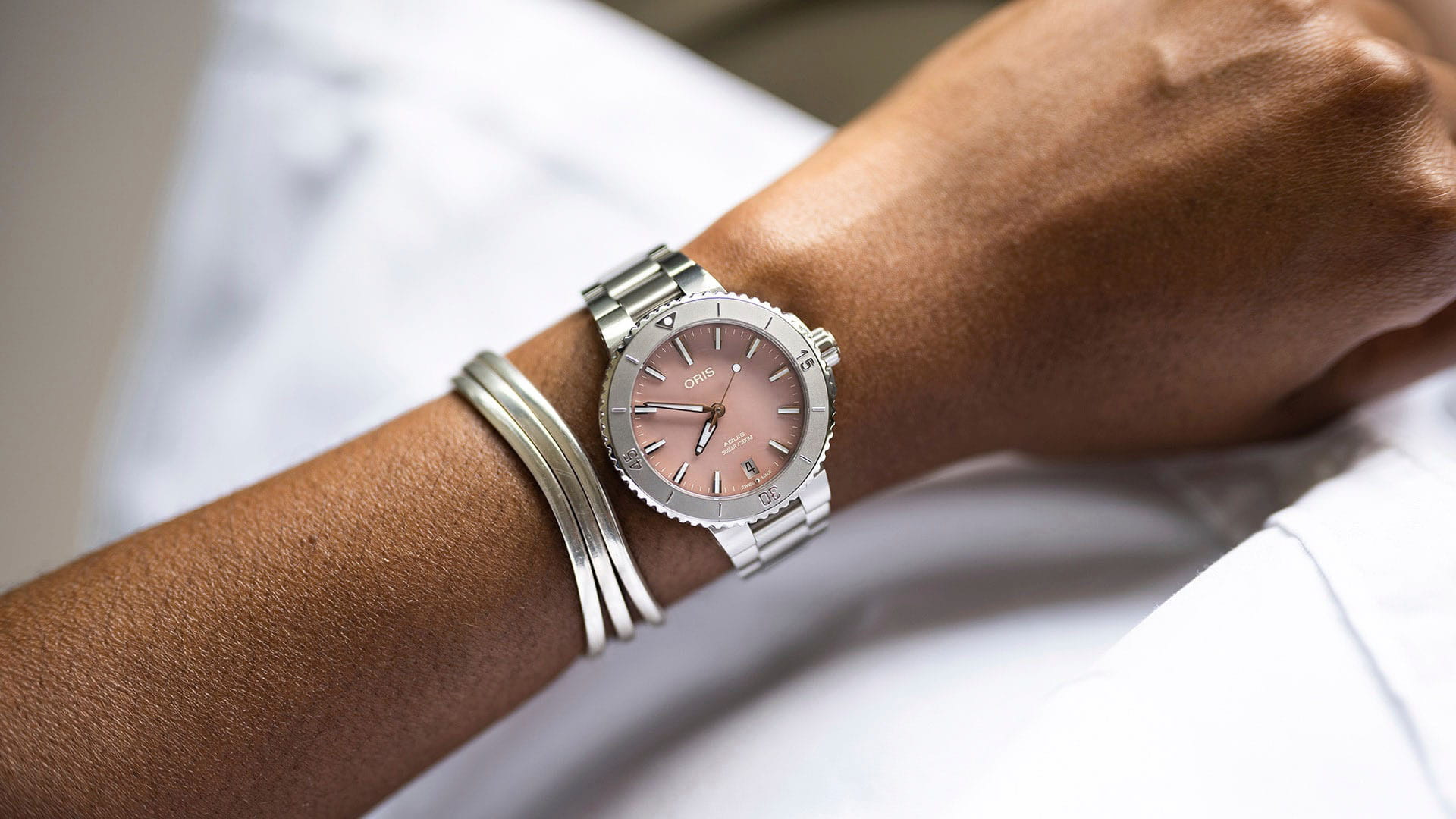 Oris Oris Aquis Date 01 733 7770 4158-07 8 18 05P механические женские часы часы крупный план розовый циферблата